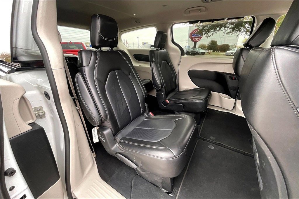 Used 2024 Chrysler Pacifica Touring-L image 31