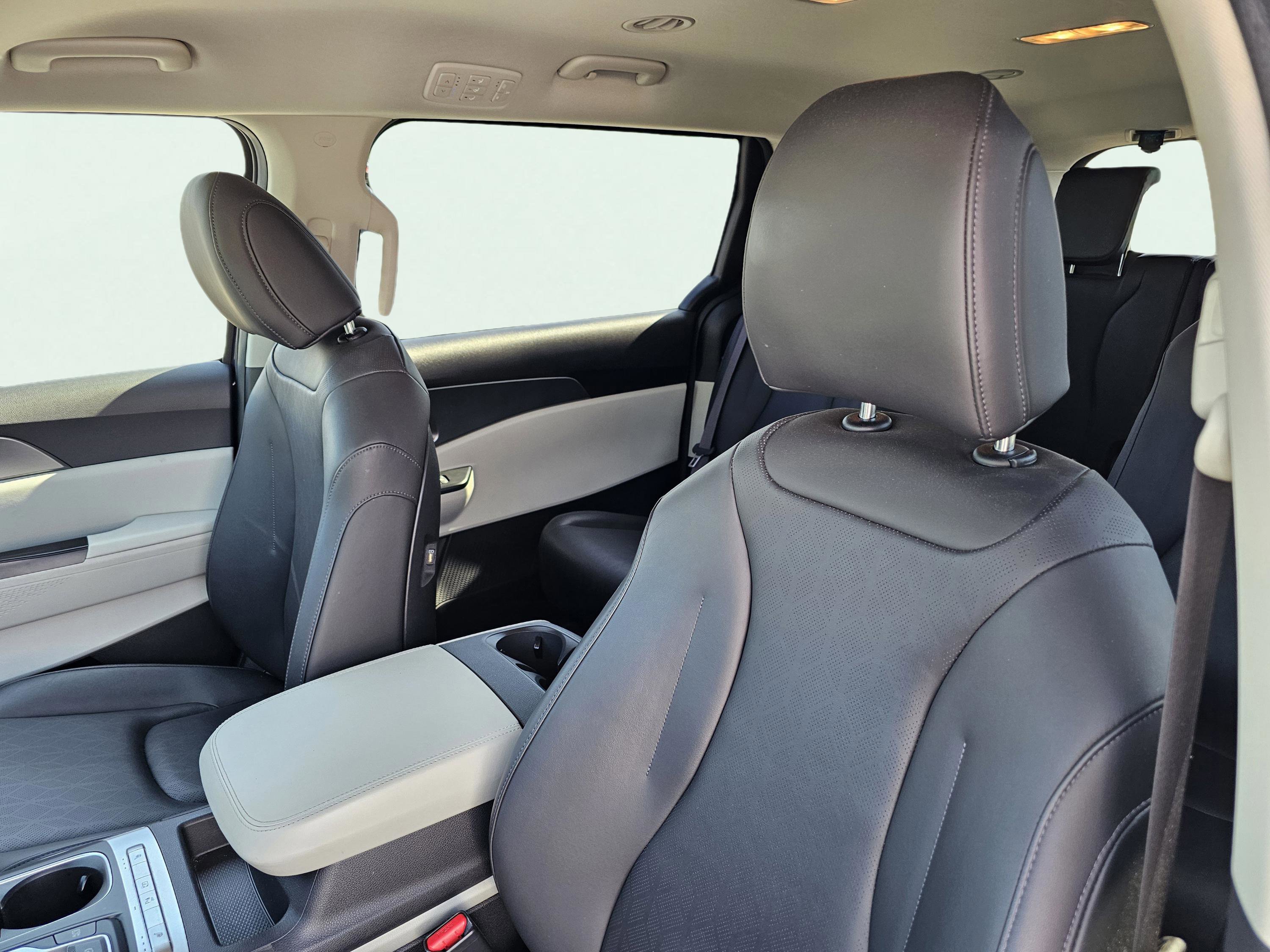 Used 2023 Kia Carnival LX image 17