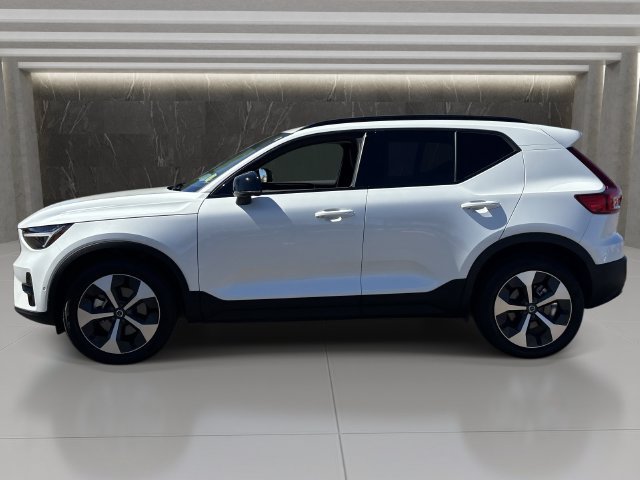 Used 2026 Volvo XC40 B5 Plus AWD/4WD image 2
