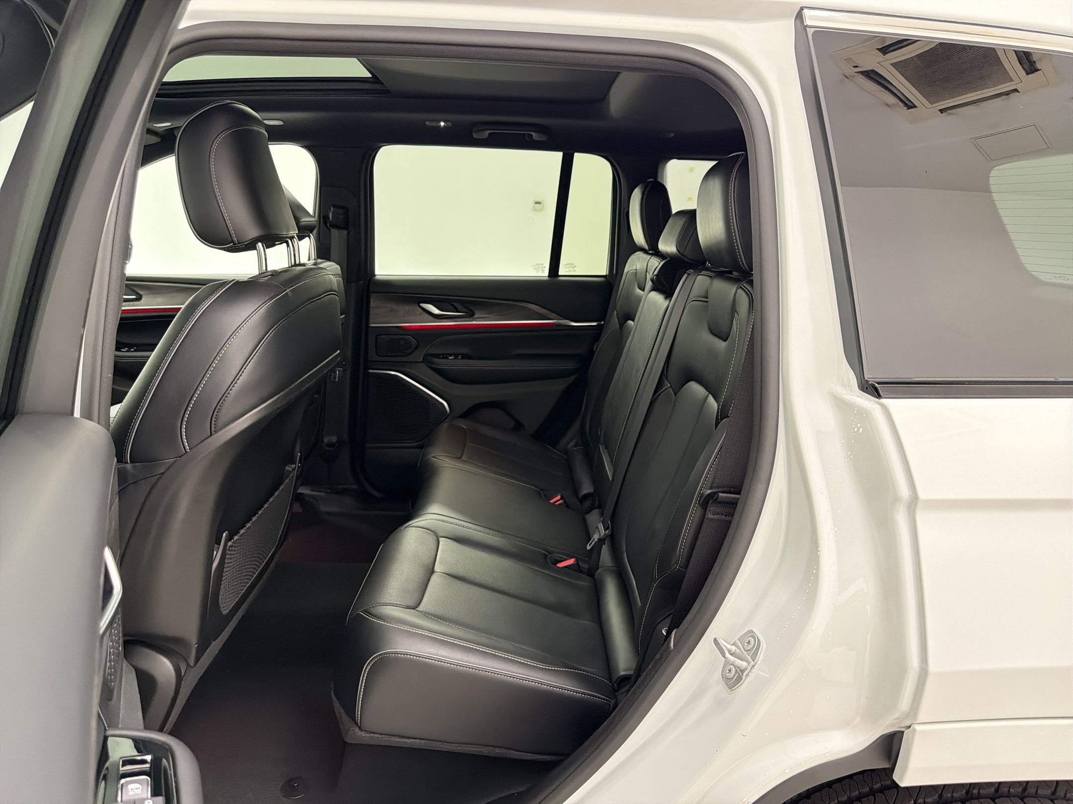 Used 2023 Jeep Grand Cherokee Overland AWD/4WD image 13