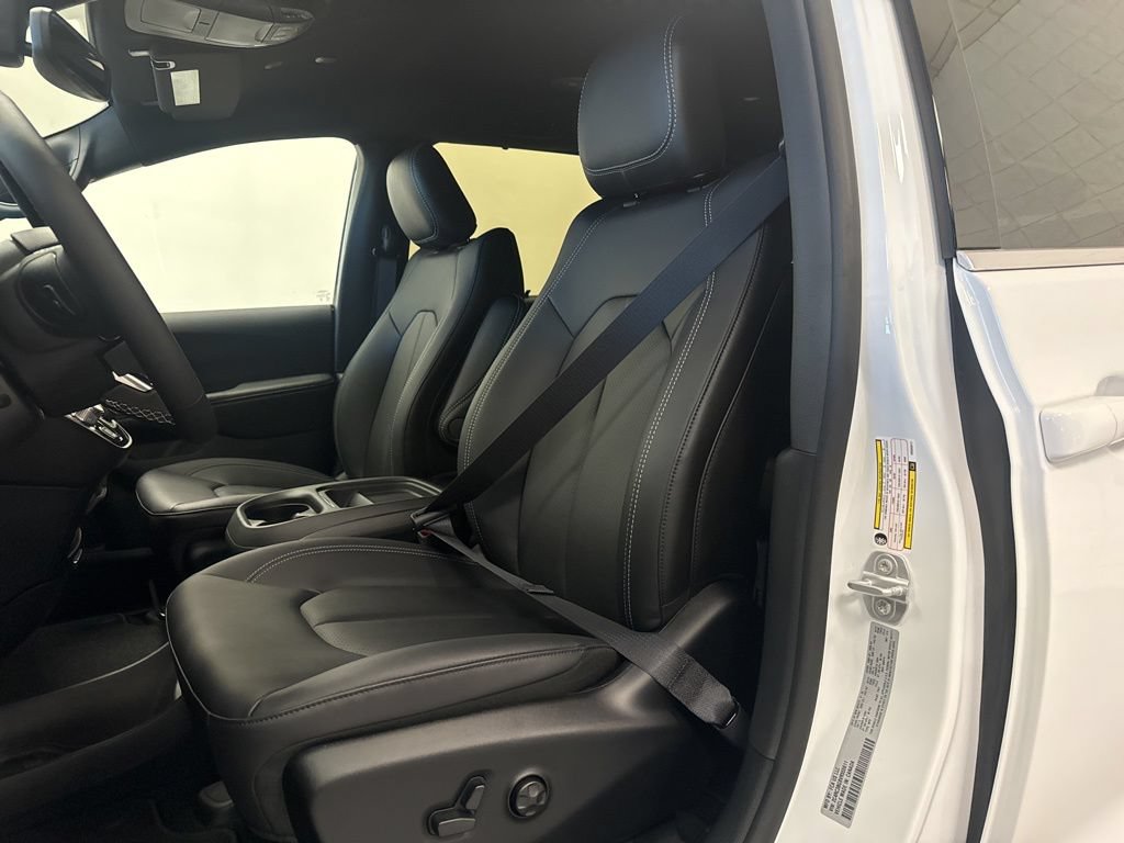 New 2027 Chrysler Pacifica Select AWD/4WD image 3