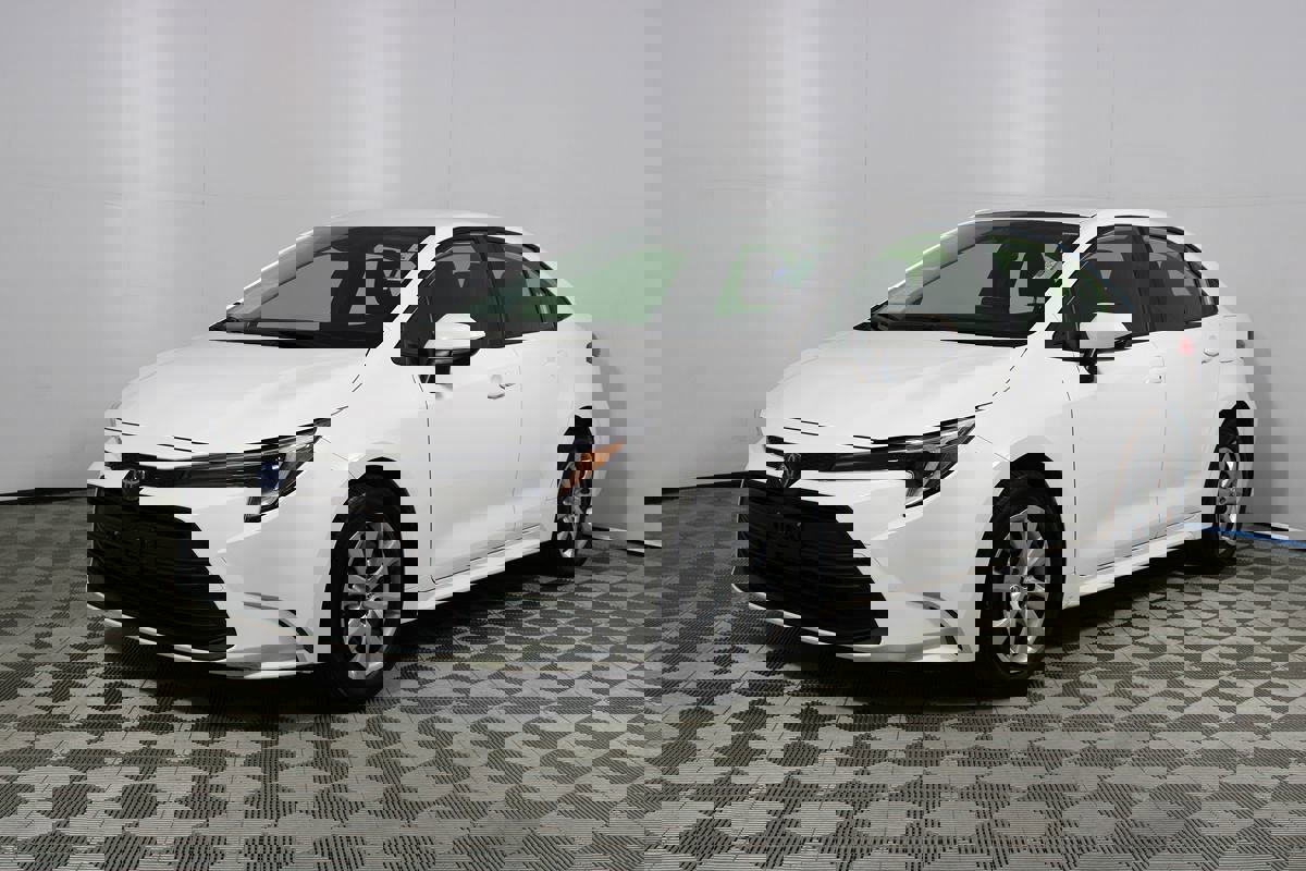 Used 2025 Toyota Corolla LE image 3