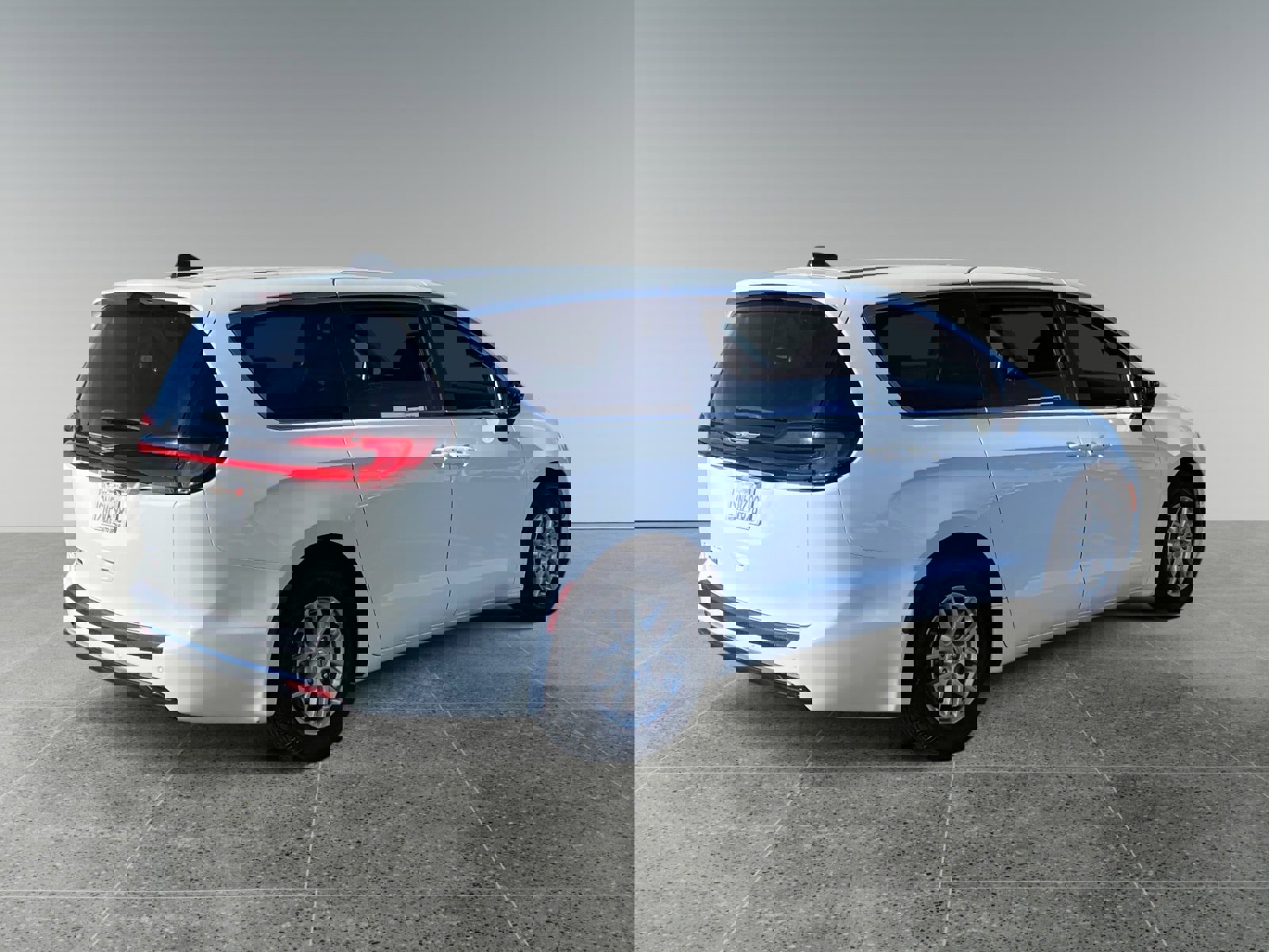 Used 2024 Chrysler Pacifica Touring image 5