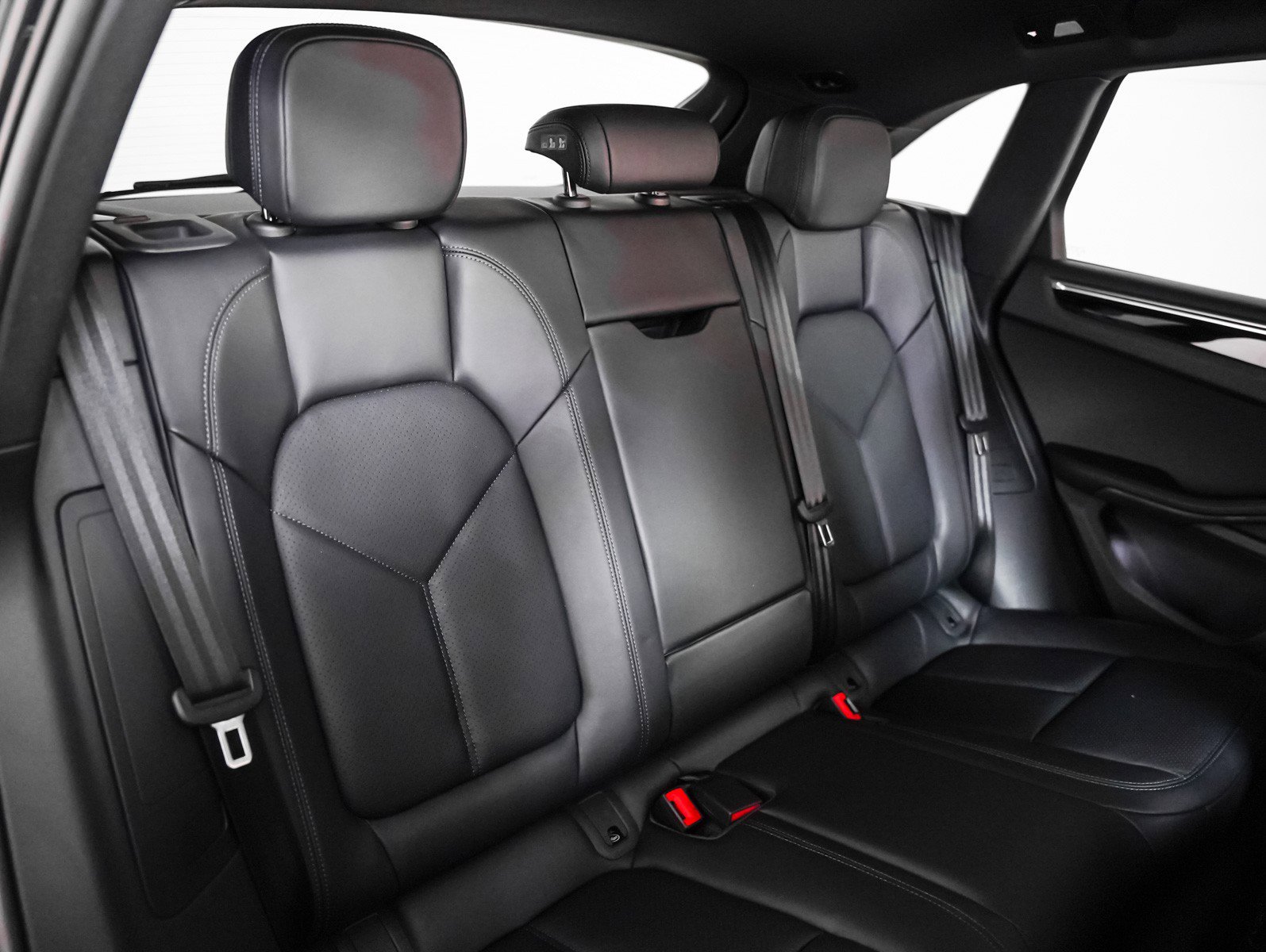 Certified 2025 Porsche Macan S image 6