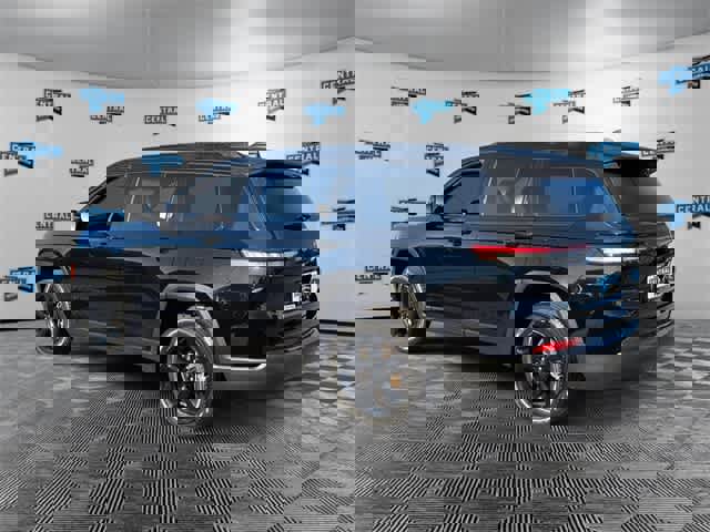 Certified 2023 Jeep Grand Cherokee L Limited w/ Black Appearance Package image 4