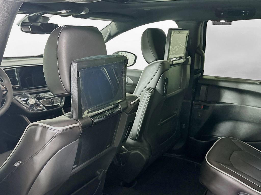 New 2026 Chrysler Pacifica Limited w/ Uconnect Theater Family Group FWD image 22