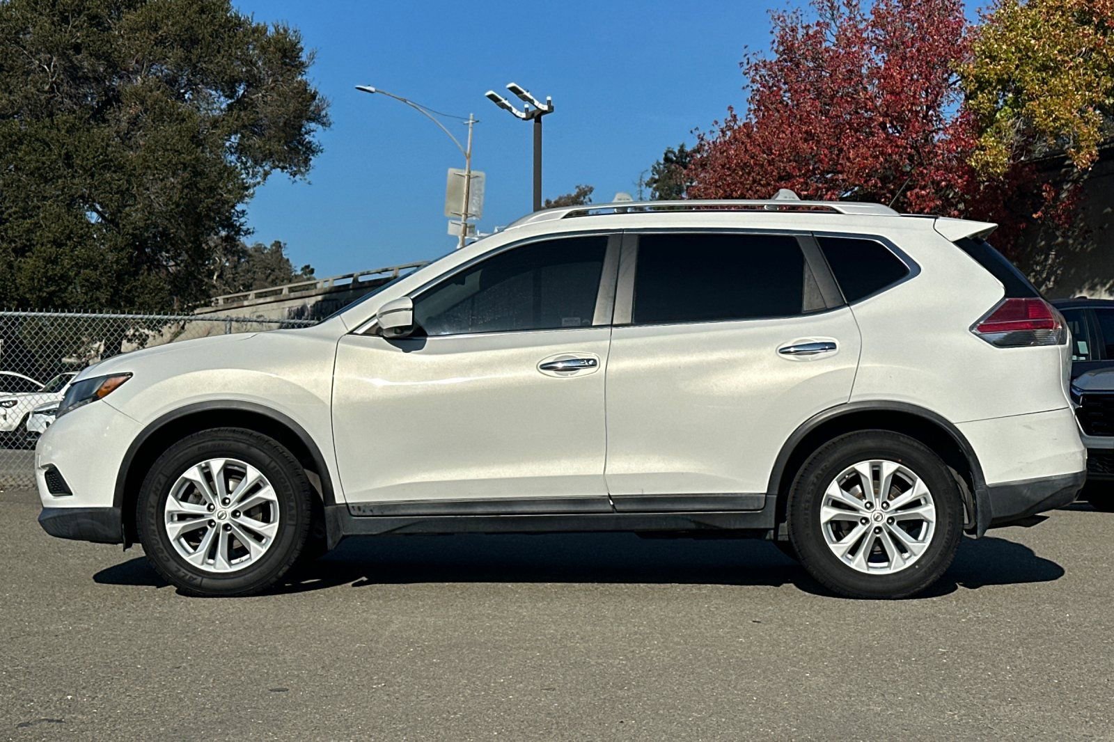 Used 2014 Nissan Rogue SV w/ SV Premium Package image 7