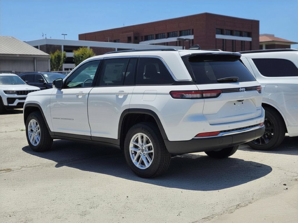 New 2026 Jeep Grand Cherokee Laredo RWD image 5