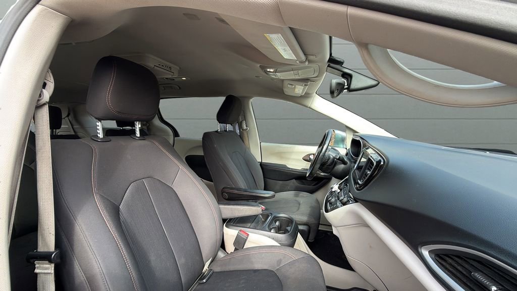 Used 2019 Chrysler Pacifica Touring Plus w/ Tire & Wheel Group FWD image 29