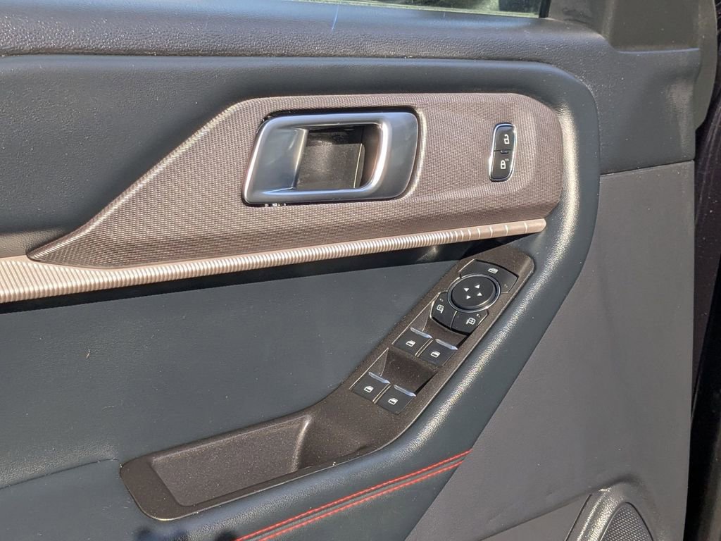 Used 2025 Ford Explorer ST-Line w/ ST-Line Street Pack image 14