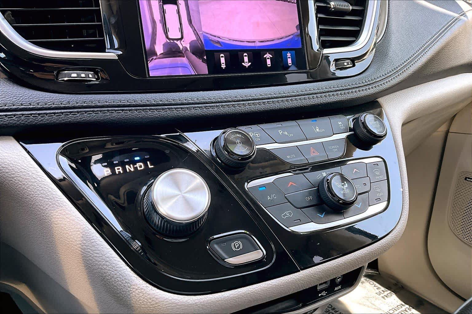 Used 2018 Chrysler Pacifica Limited w/ Advanced Safetytec Group FWD image 35