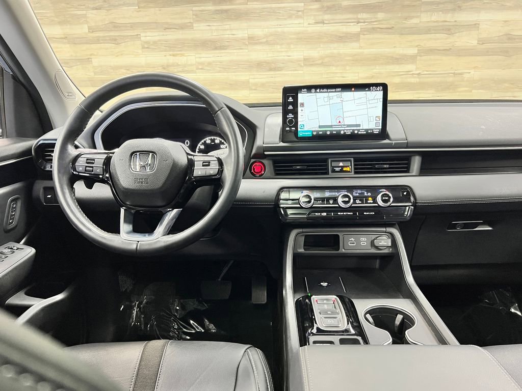 Used 2025 Honda Pilot Touring image 2