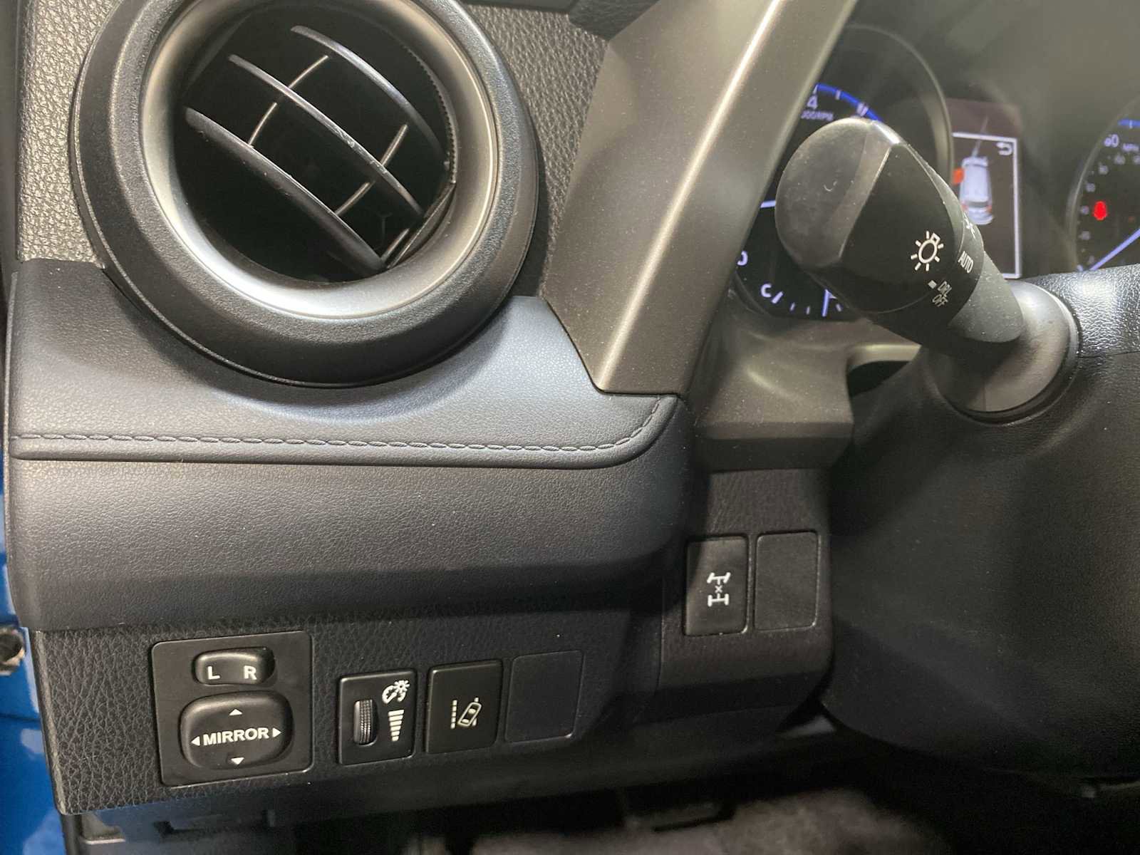Used 2018 Toyota RAV4 LE w/ All Weather Liner Package AWD/4WD image 24