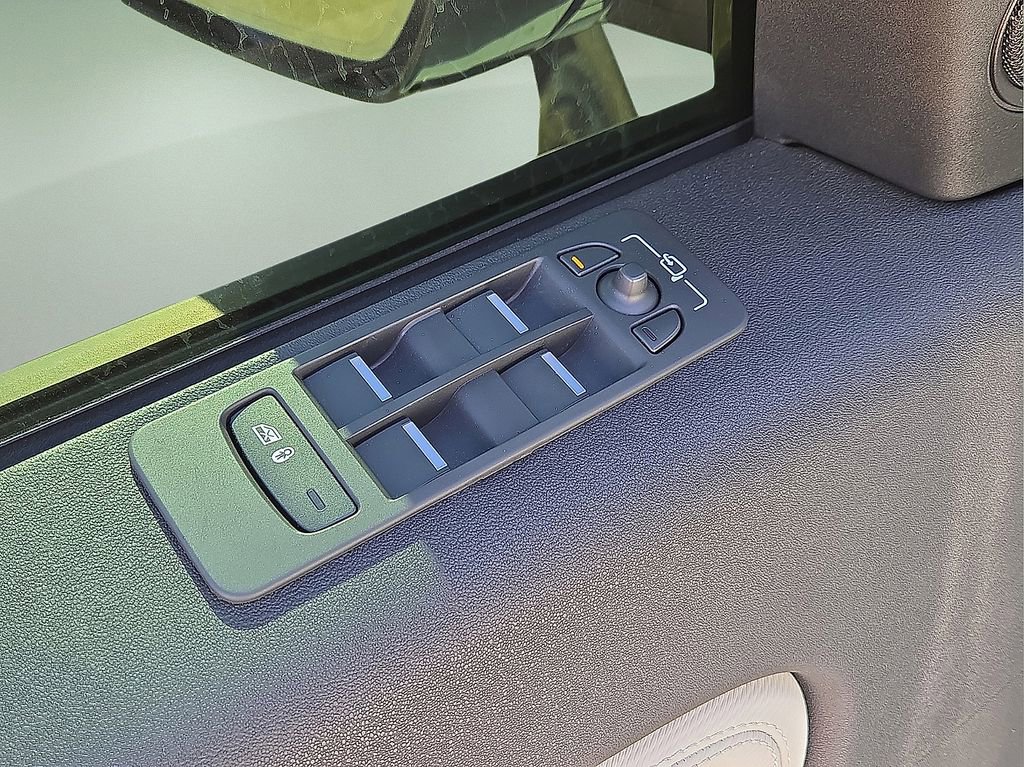 Used 2025 Land Rover Discovery Sport Dynamic SE image 24