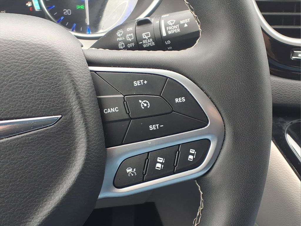 Used 2024 Chrysler Pacifica Touring-L image 27