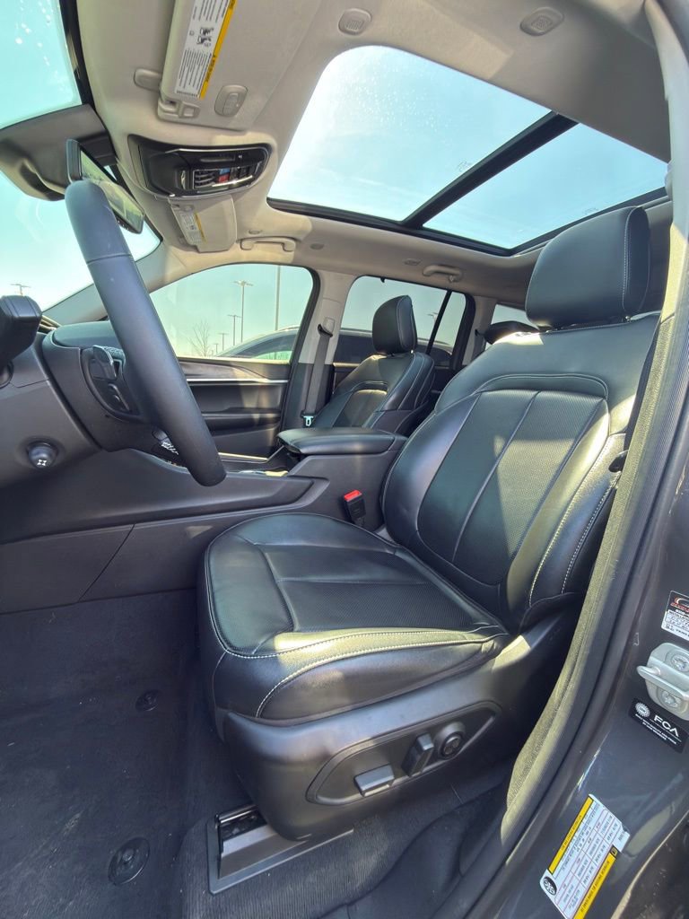 Used 2024 Jeep Grand Cherokee Limited w/ Luxury Tech Group II image 13