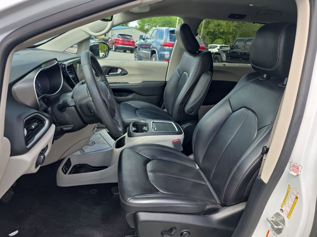 Used 2024 Chrysler Pacifica Touring-L FWD image 12