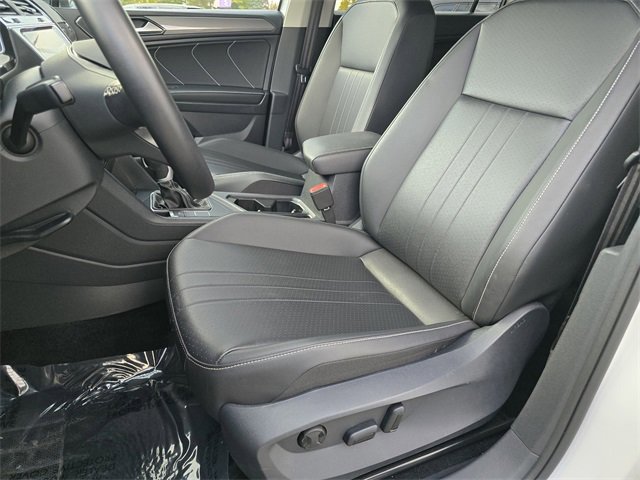 Used 2024 Volkswagen Tiguan SE image 32