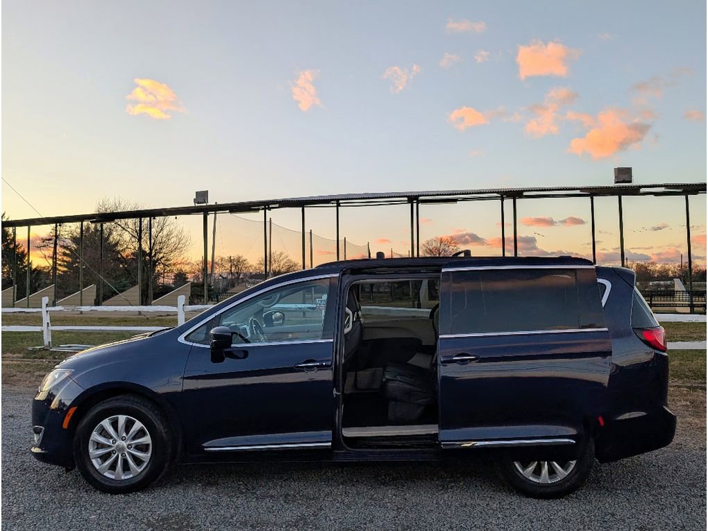 Used 2017 Chrysler Pacifica Touring-L image 10