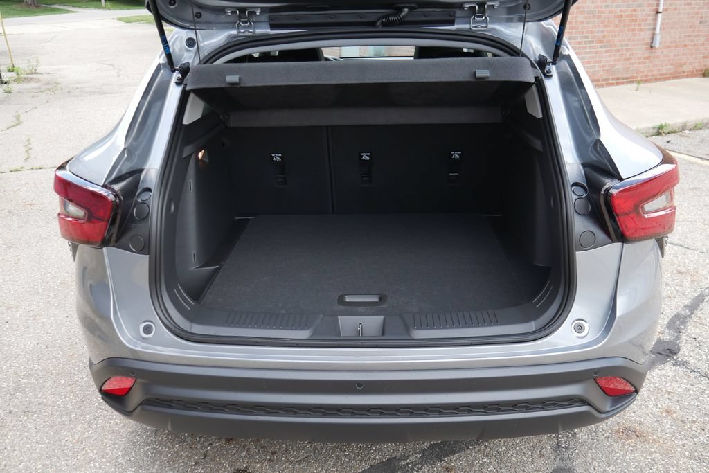 New 2026 Chevrolet Trax LT w/ Sunroof Package FWD image 8