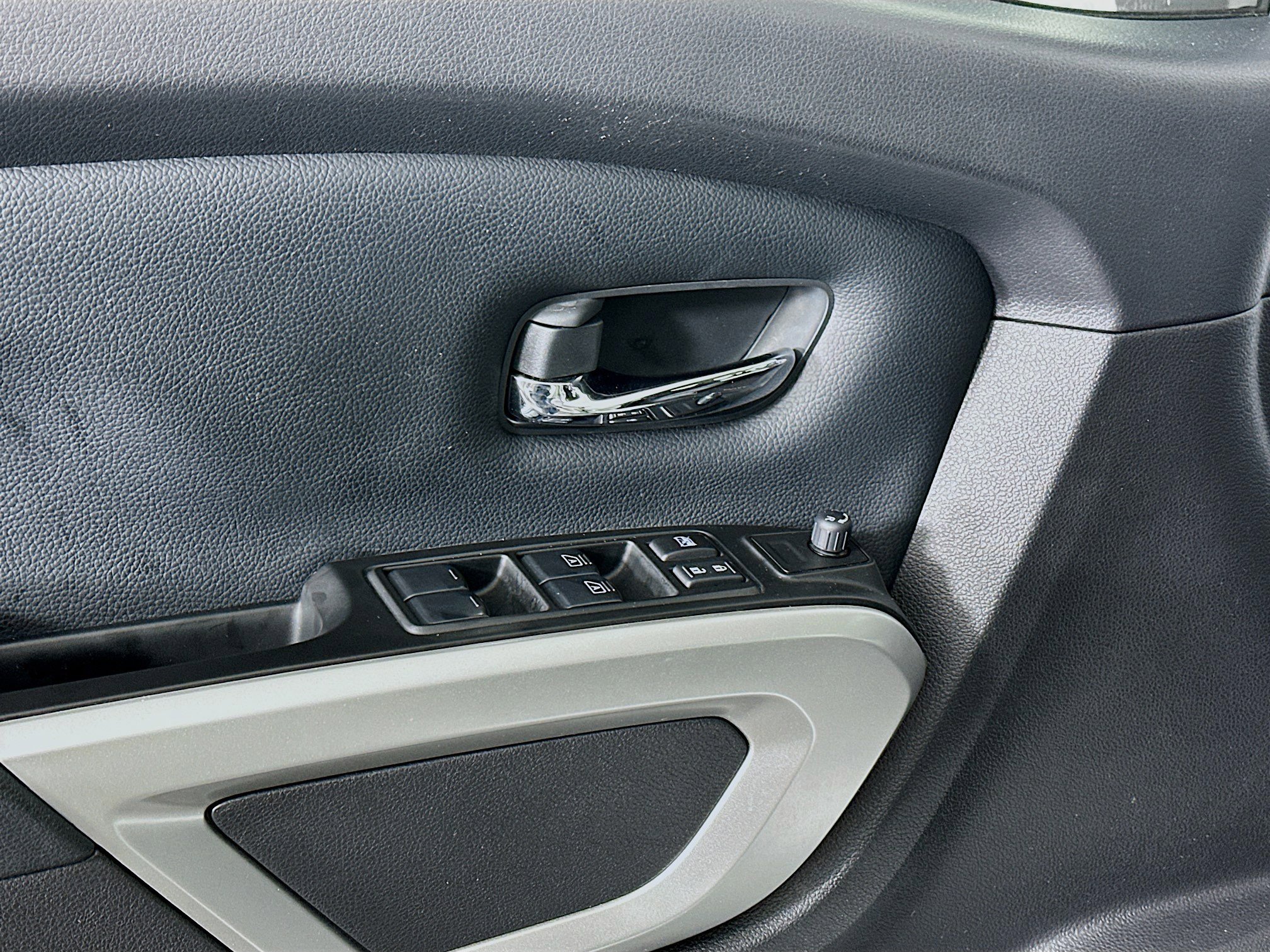 Used 2024 Nissan Titan SV w/ SV Convenience Package image 15