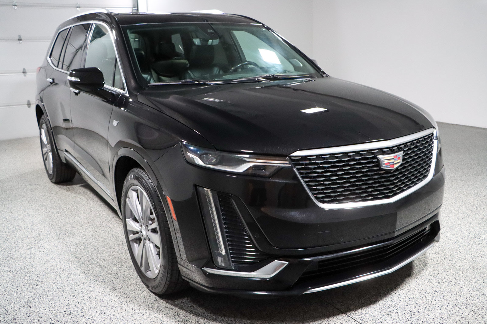 Used 2023 Cadillac XT6 Premium Luxury w/ Technology Package FWD image 5