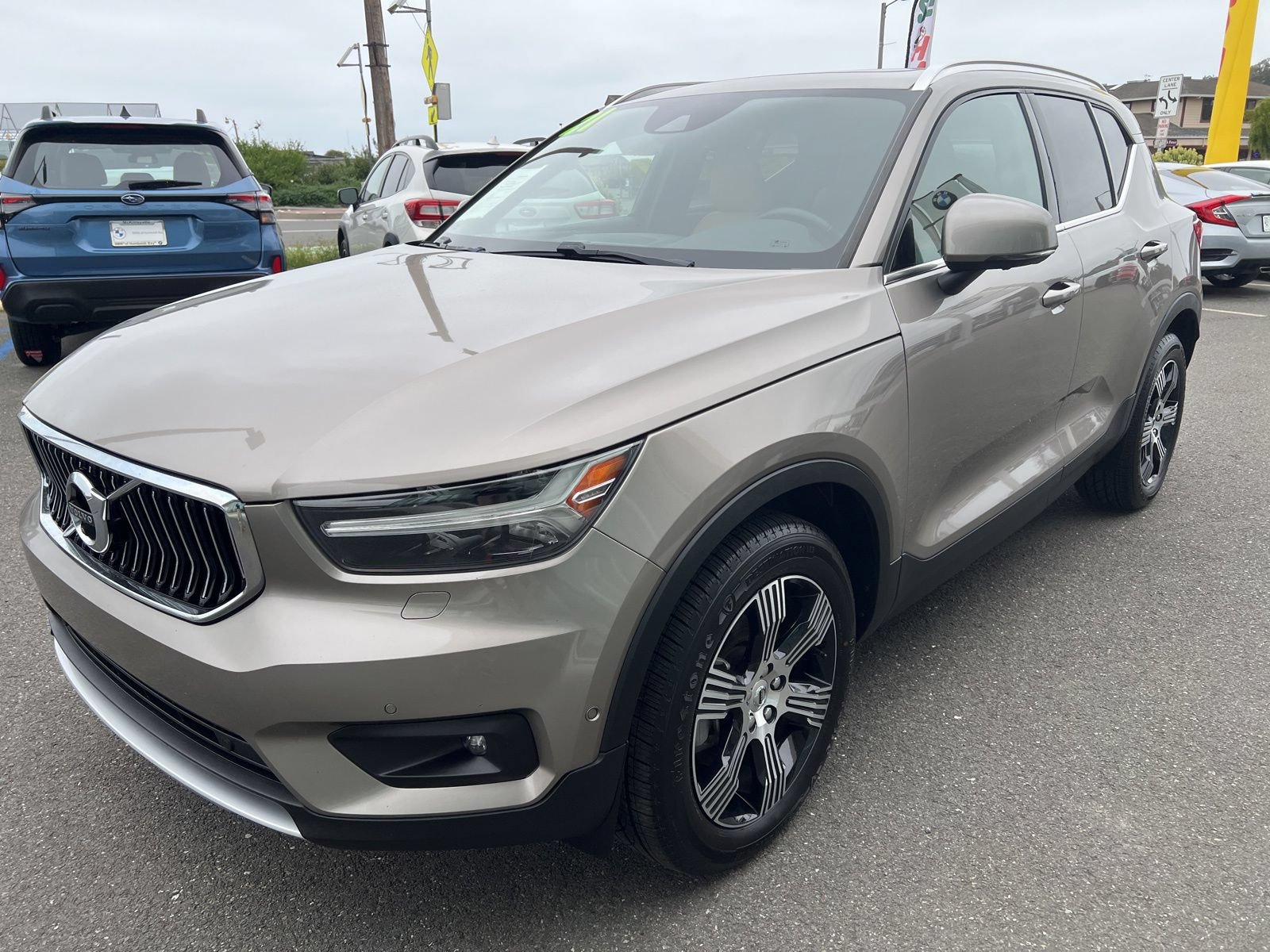 Used 2021 Volvo XC40 T4 Inscription FWD image 2