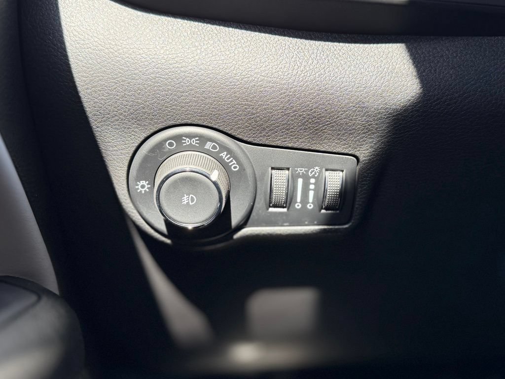 Used 2025 Jeep Compass Limited w/ Sun & Sound Group AWD/4WD image 24