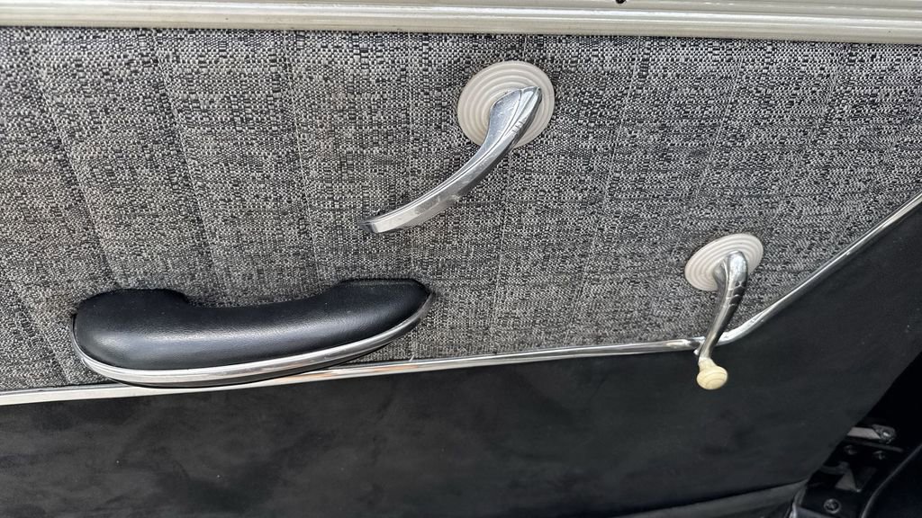 Used 2022 Chrysler Voyager LX image 39