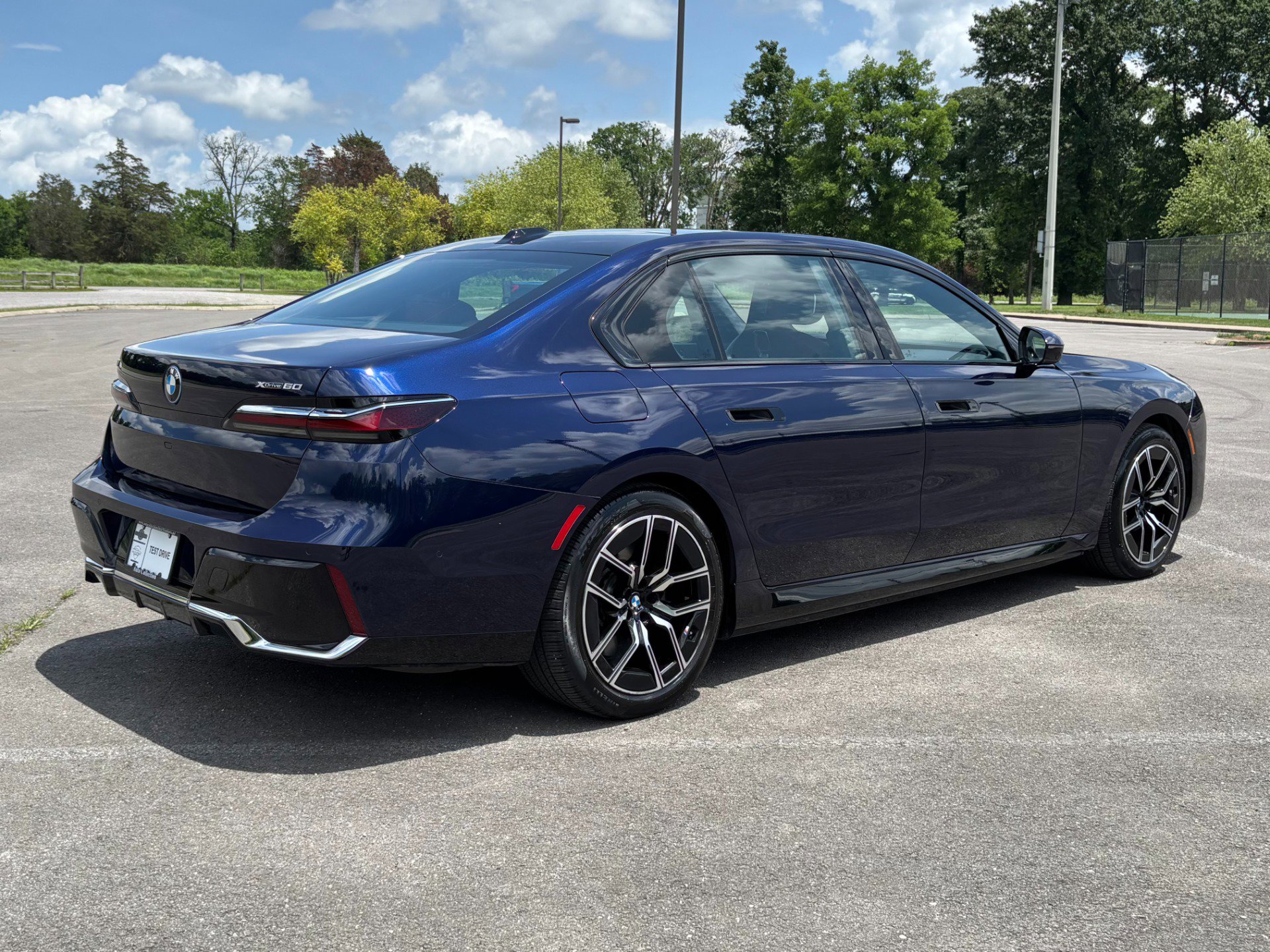 Used 2023 BMW i7 xDrive60 AWD/4WD image 3
