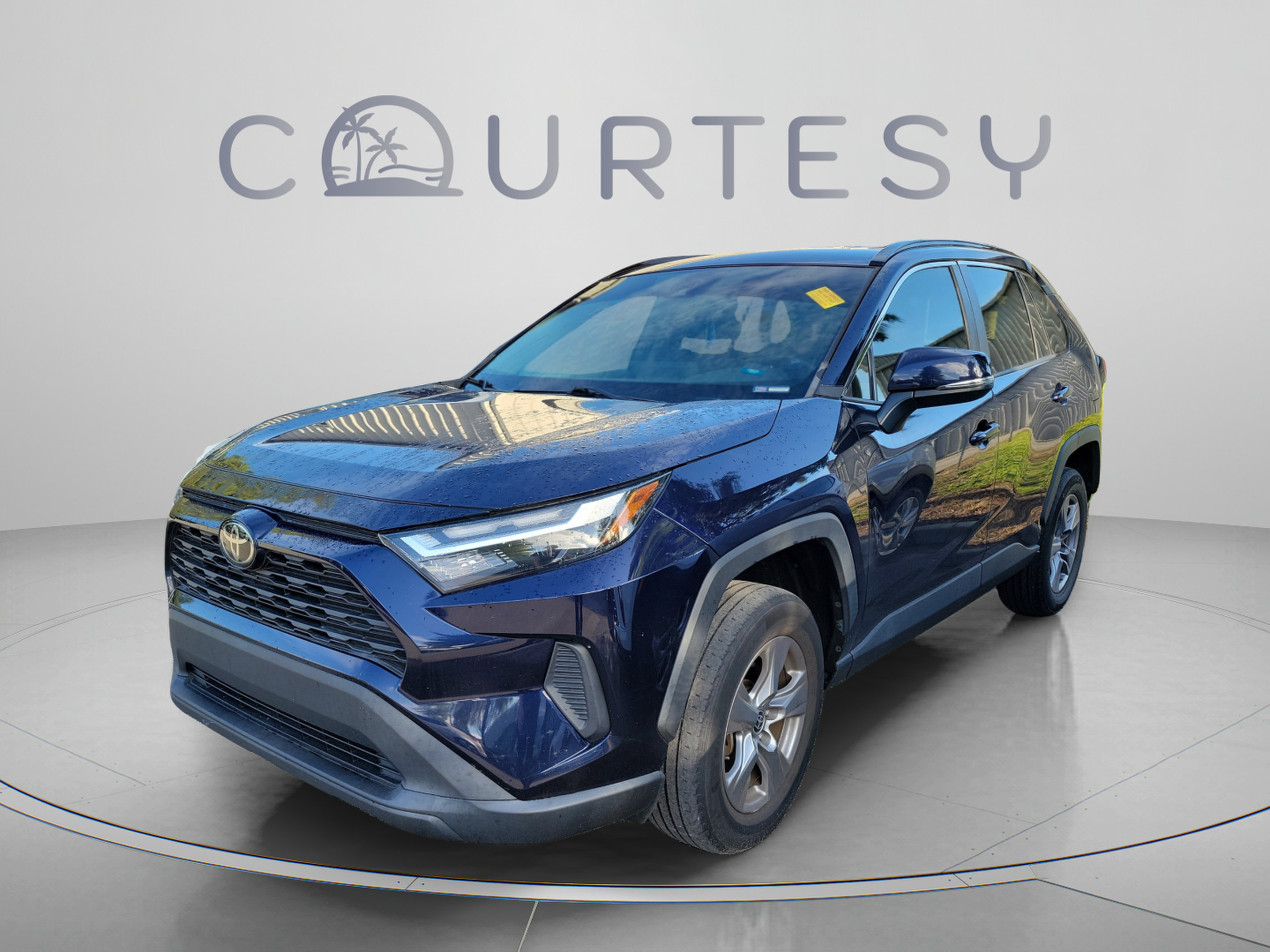 Used 2022 Toyota RAV4 XLE FWD image 2