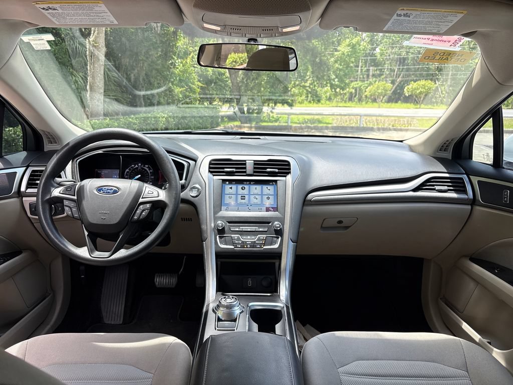 Used 2017 Ford Fusion SE w/ Fusion SE Technology Package FWD image 7