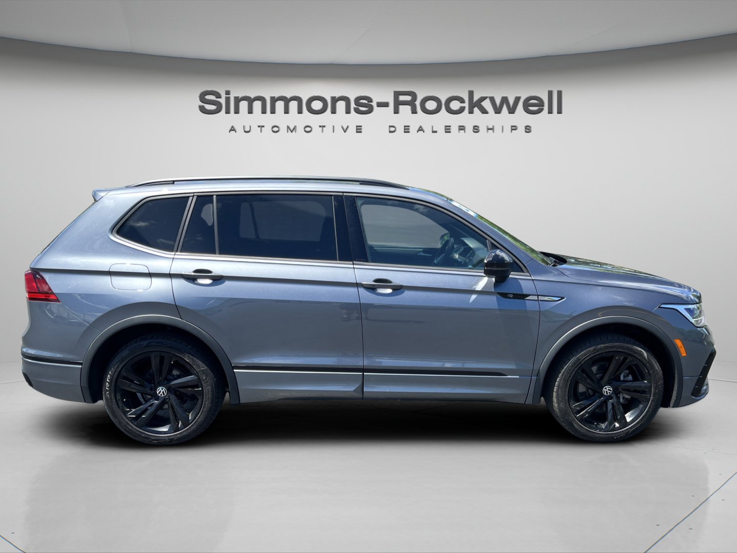 Used 2023 Volkswagen Tiguan SE R-Line AWD/4WD image 6