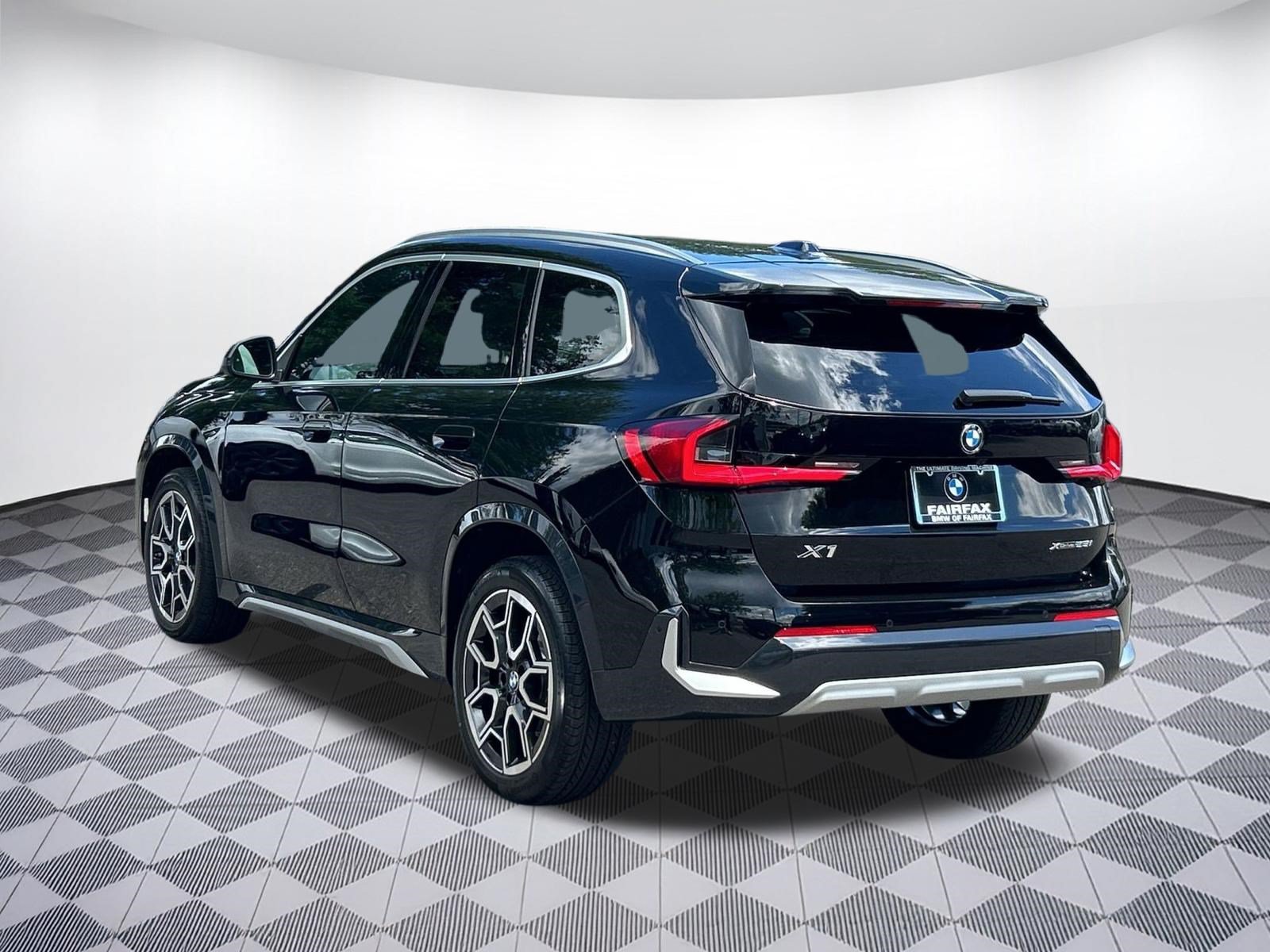 Used 2025 BMW X1 xDrive28i w/ Premium Package AWD/4WD image 3