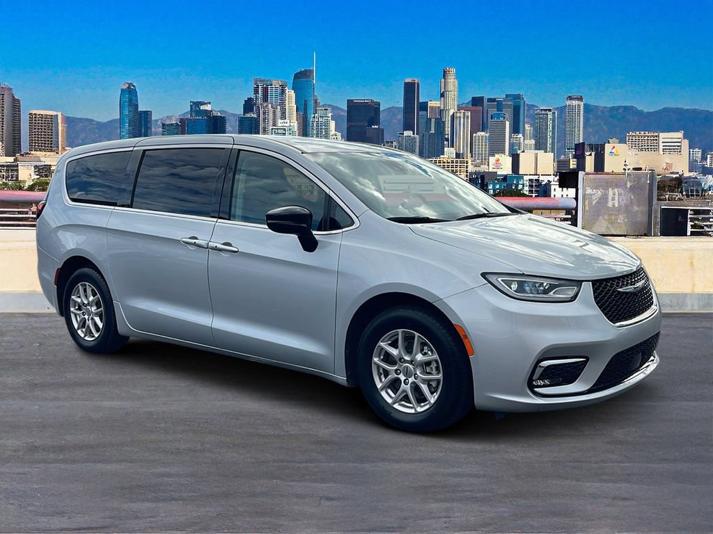 Used 2024 Chrysler Pacifica Touring-L FWD image 5