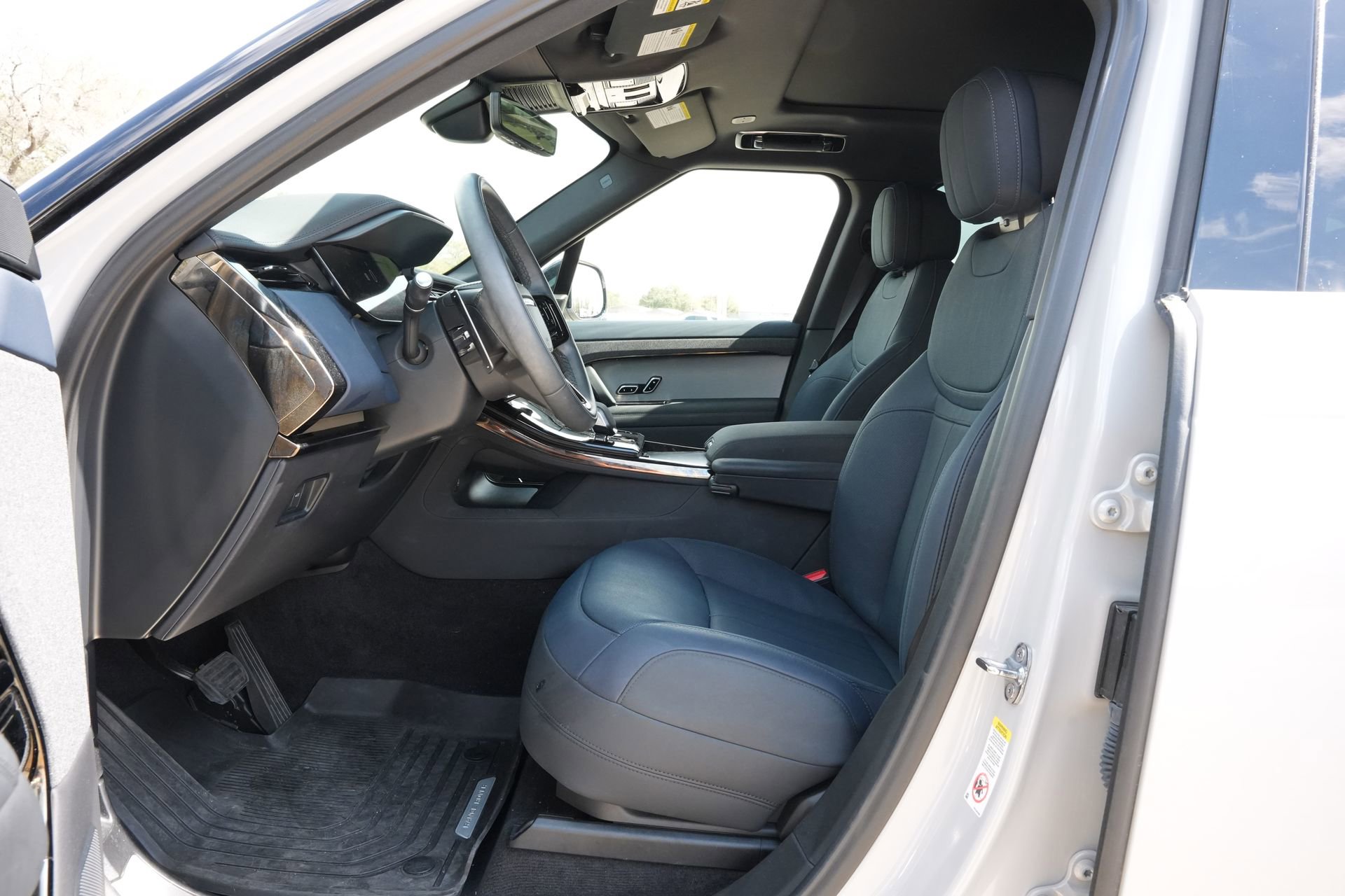 Used 2024 Land Rover Range Rover Sport SE image 18