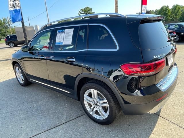 Used 2023 Mercedes-Benz GLB 250 4MATIC w/ Premium Package image 4
