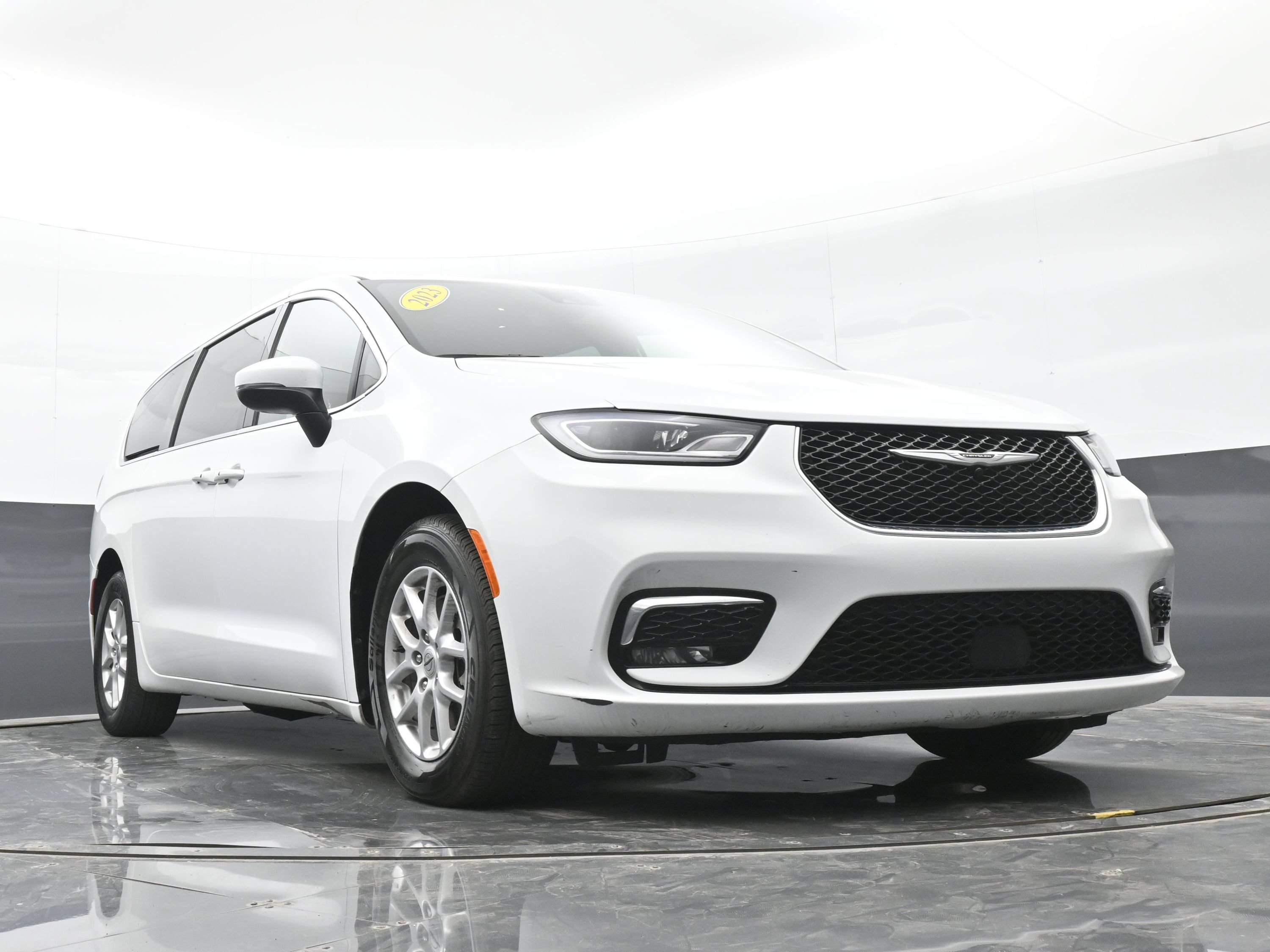 Used 2023 Chrysler Pacifica Touring FWD image 30