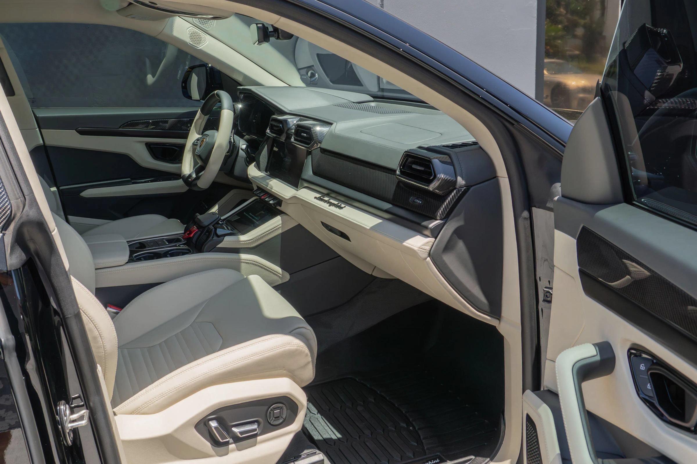 Used 2026 Lamborghini Urus SE AWD/4WD image 14