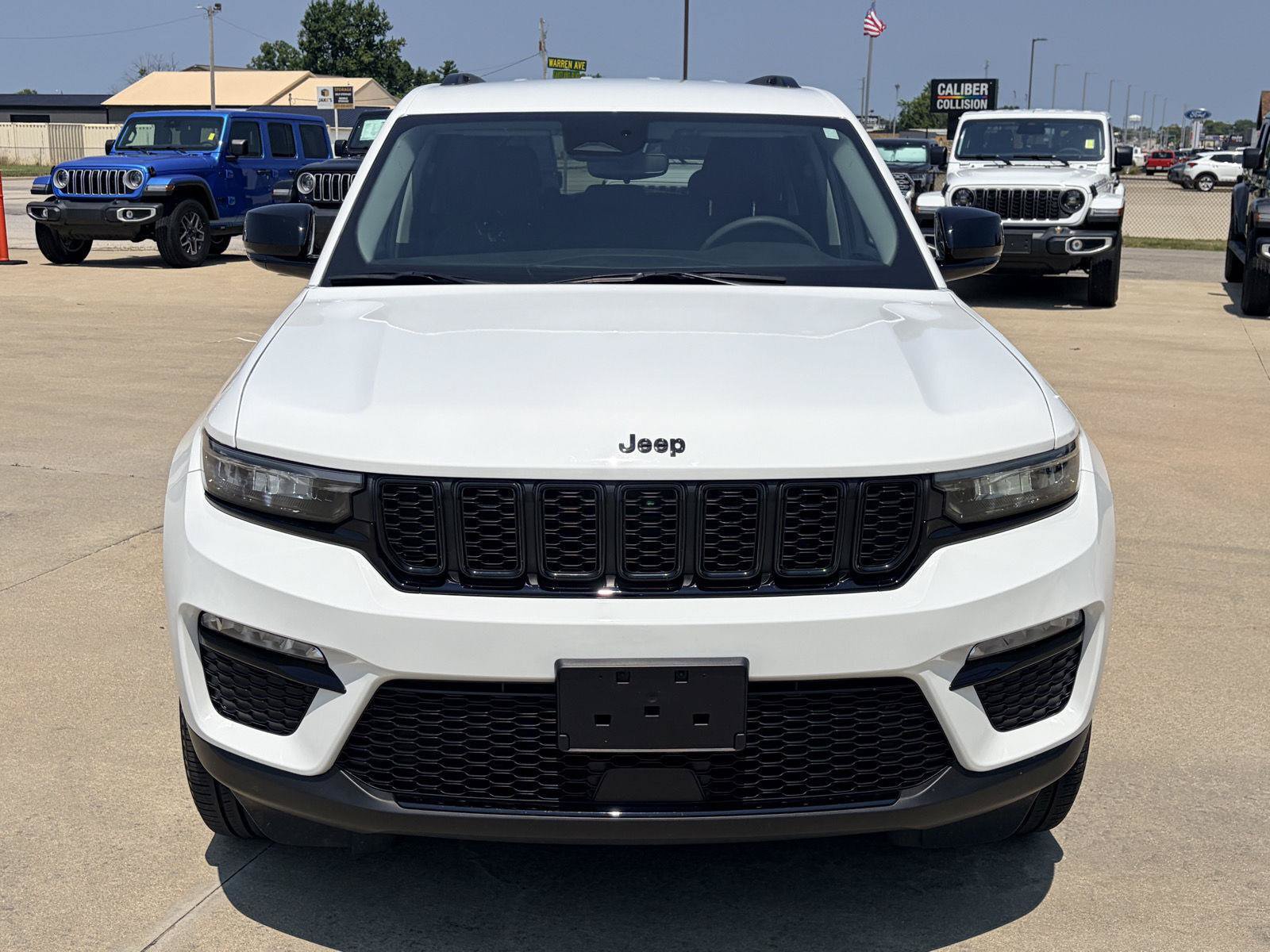 Used 2023 Jeep Grand Cherokee Limited w/ Black Appearance Package AWD/4WD image 36