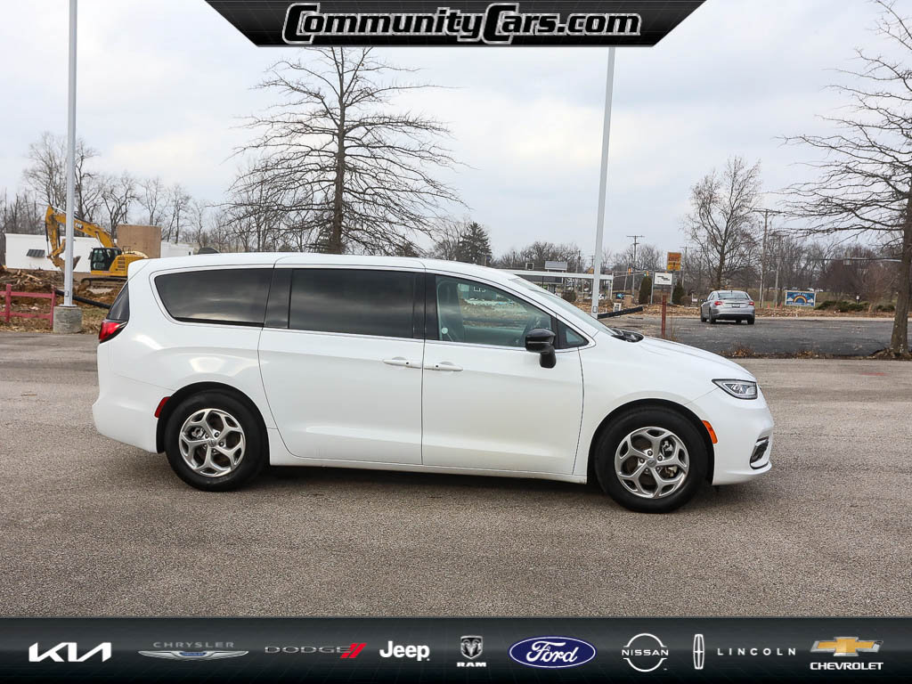 Used 2024 Chrysler Pacifica Limited image 8