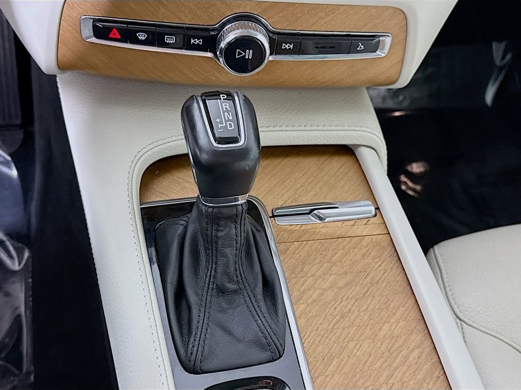 Used 2022 Volvo XC90 T6 Momentum w/ Climate Package image 10