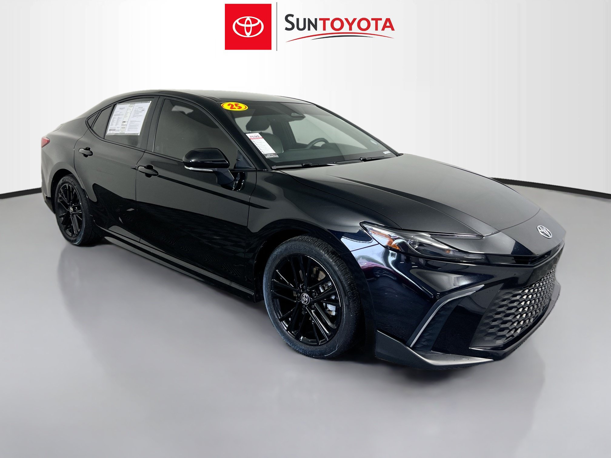 Used 2025 Toyota Camry SE w/ Convenience Package FWD image 1