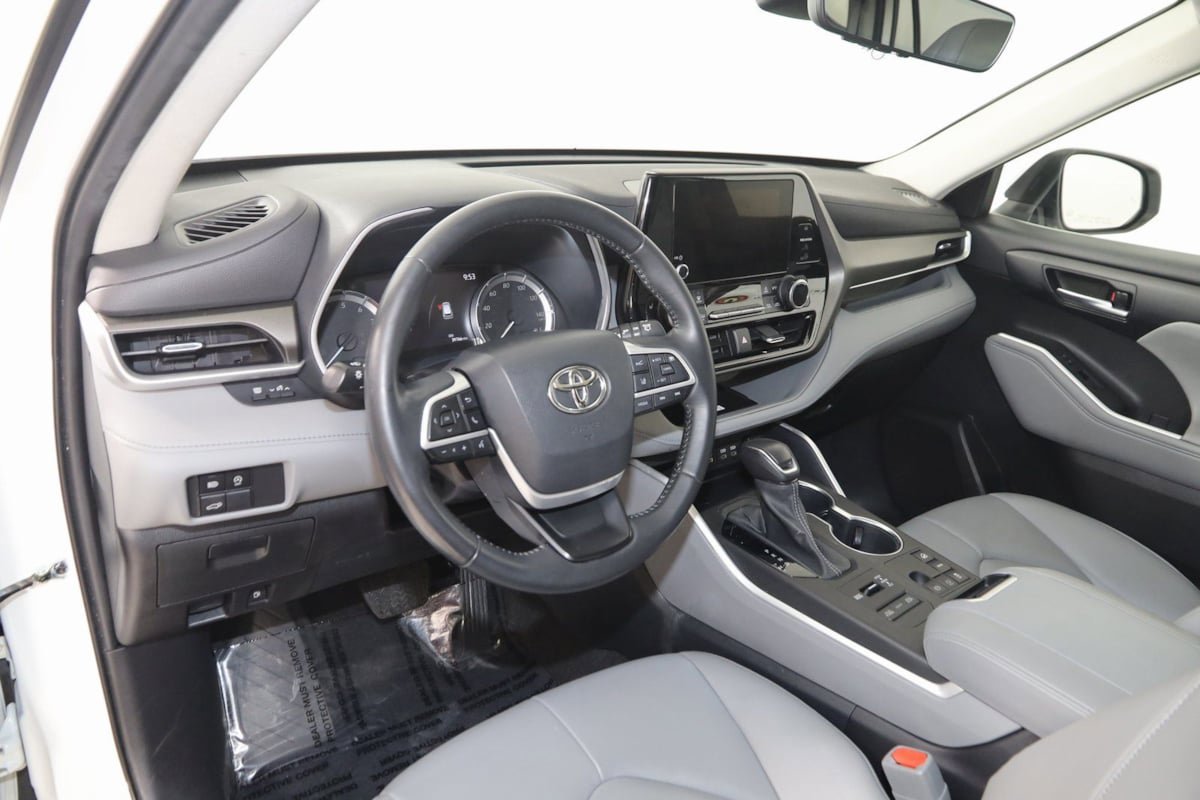 Used 2023 Toyota Highlander XLE image 28