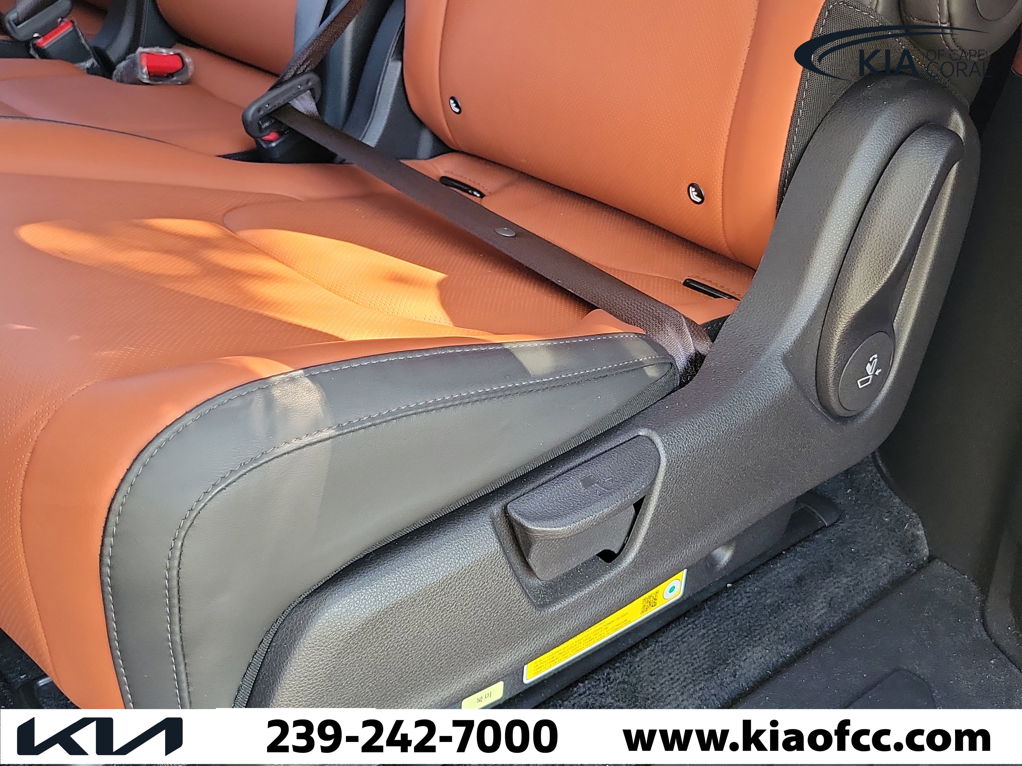 Used 2025 Kia Carnival EX FWD image 16