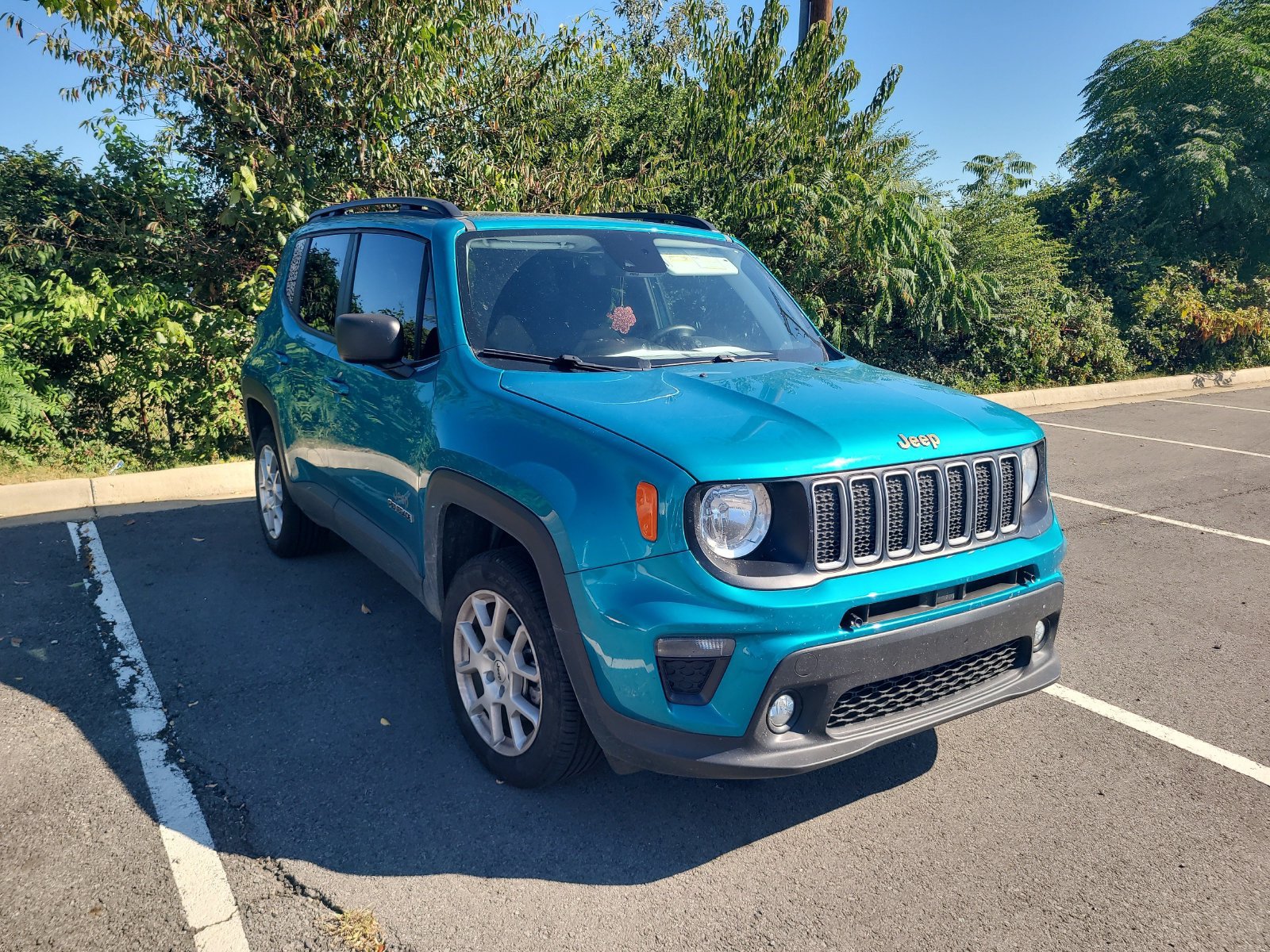 Used 2022 Jeep Renegade Latitude w/ Sun/Sound Group AWD/4WD image 3