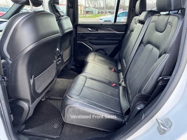 Used 2023 Jeep Grand Cherokee Overland w/ Luxury Tech Group IV AWD/4WD image 17