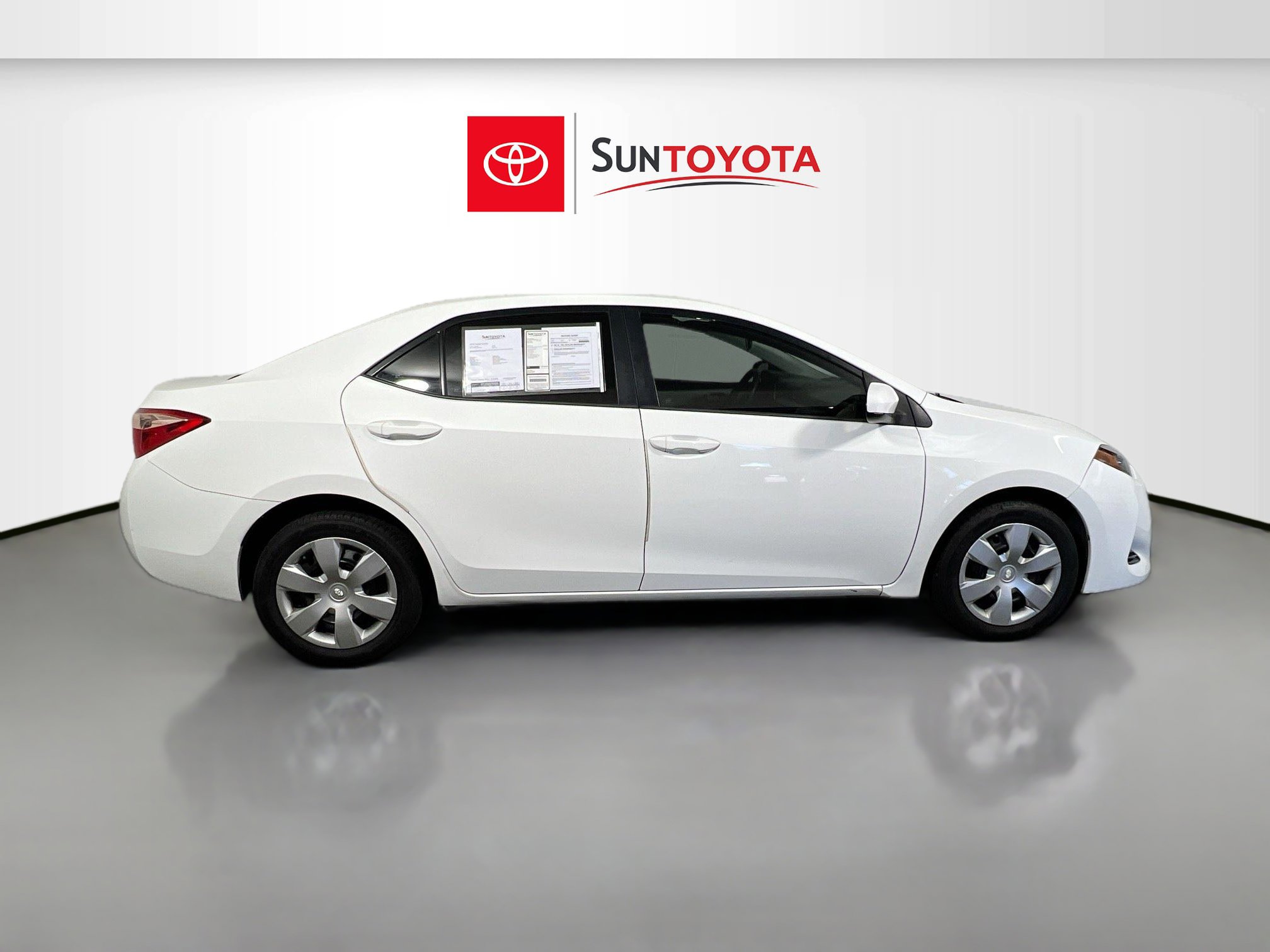 Used 2018 Toyota Corolla LE image 2