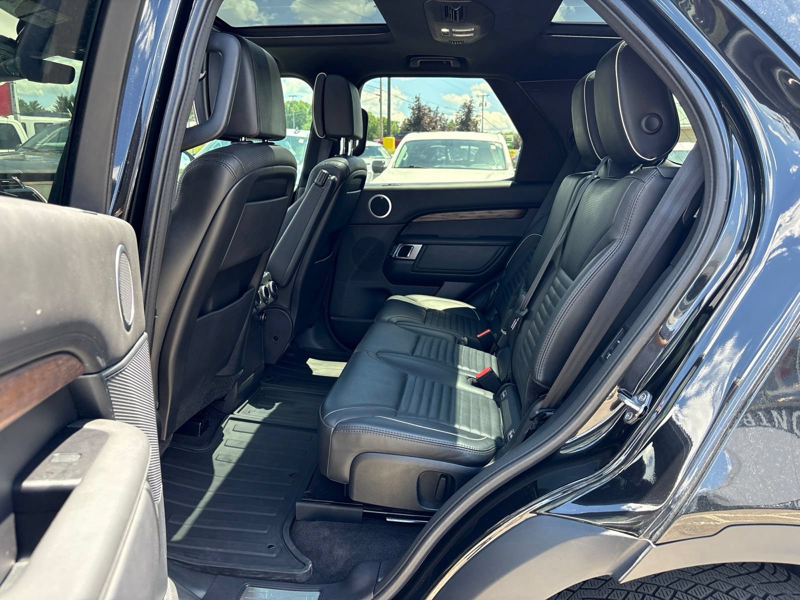 Used 2019 Land Rover Discovery HSE Luxury AWD/4WD image 3
