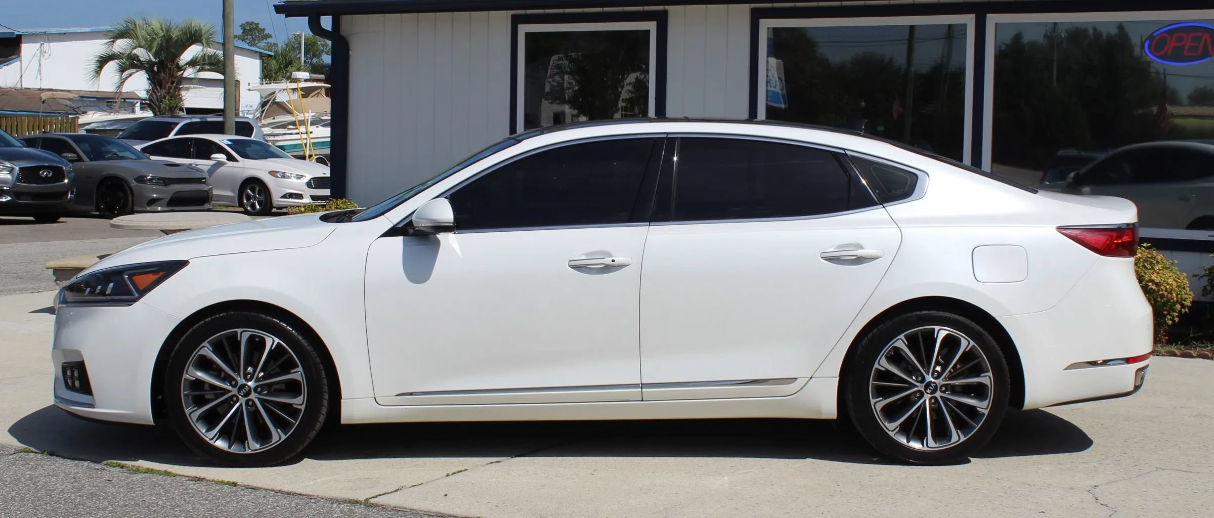 Used 2019 Kia Cadenza Technology FWD image 2